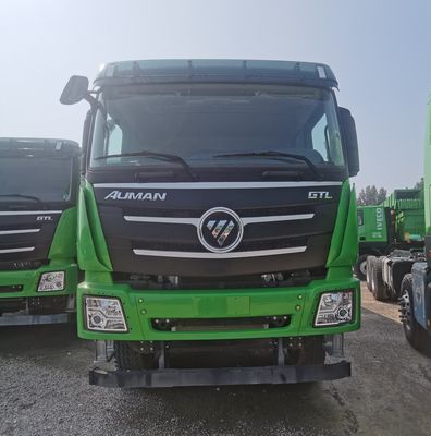 Foton Auman utilise un camion-décharge pour remorquer une semi-remorque de grande capacité et efficacité