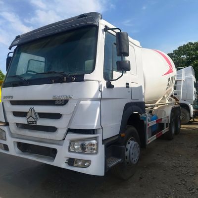 Camion de mélangeur de ciment hydraulique hors route avec couleur et performances personnalisées par Sinotruk