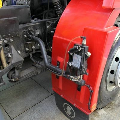 Grue montée sur un camion de 12 tonnes de 10 tonnes avec conception pliable et capacité de charge de 10245x2496x3450m