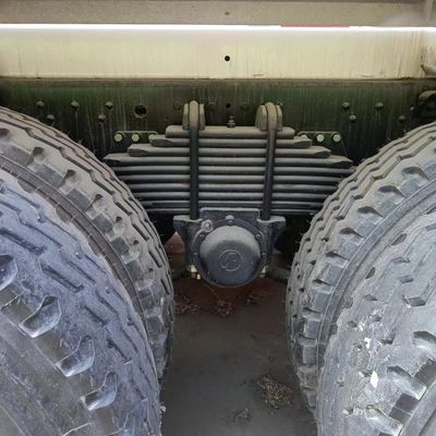 Camion de mélangeur de ciment hydraulique en acier au carbone 8x4 pour une durabilité et des performances de Sinotruk