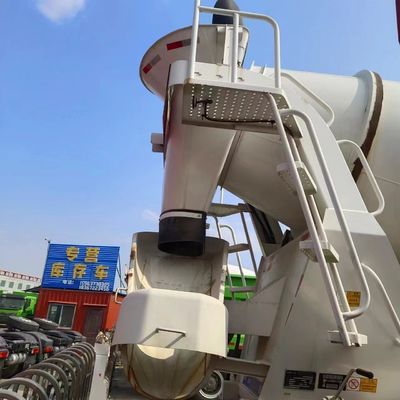 Camion de mélangeur de ciment hydraulique en acier au carbone 8x4 pour une durabilité et des performances de Sinotruk