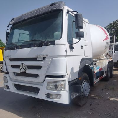 Camion à mélangeur de ciment Sinotruk à transmission manuelle pour les besoins de la construction lourde