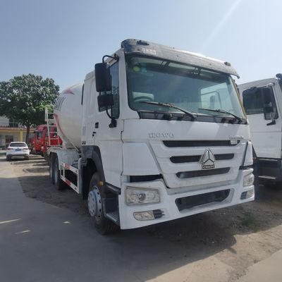 Camion à mélangeur de ciment Sinotruk à transmission manuelle pour les besoins de la construction lourde