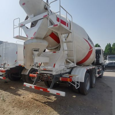 Camion à mélangeur de ciment Sinotruk à transmission manuelle pour les besoins de la construction lourde