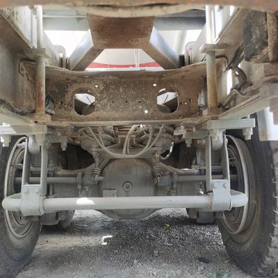 Camion à mélangeur de ciment Sinotruk à transmission manuelle pour les besoins de la construction lourde