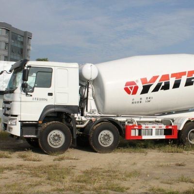 8 cylindrée Camion à agitateur hydraulique de direction avec châssis et pneus Sinotruk