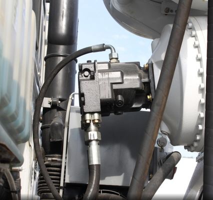 8 cylindrée Camion à agitateur hydraulique de direction avec châssis et pneus Sinotruk