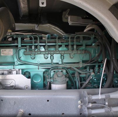 8 cylindrée Camion à agitateur hydraulique de direction avec châssis et pneus Sinotruk