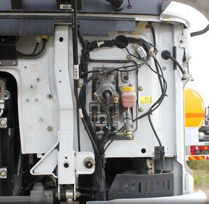 Mode de conduite 8x4 Sinotruk Chassis Cement Mixer avec direction hydraulique et assistance électrique