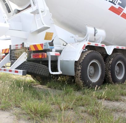 Véhicule de mélangeur de ciment Sinotruk avec pneus et personnalisation du système de direction hydraulique