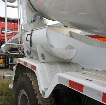 Véhicule de mélangeur de ciment Sinotruk avec pneus et personnalisation du système de direction hydraulique