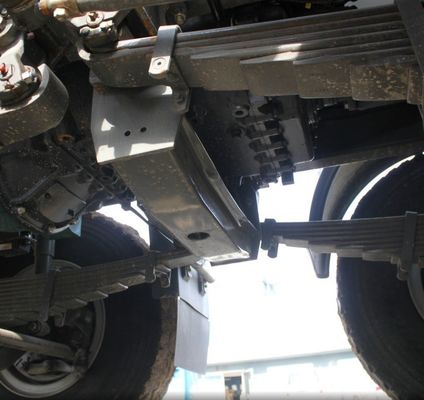 Véhicule de mélangeur de ciment Sinotruk avec pneus et personnalisation du système de direction hydraulique