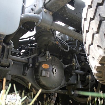 Véhicule de mélangeur de ciment Sinotruk avec pneus et personnalisation du système de direction hydraulique