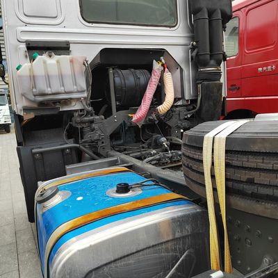 Direction hydraulique et châssis Sinotruk Conception 6x4 camion tracteur pour le transport industriel