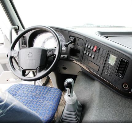 Chassis Sinotruk personnalisé Direction hydraulique Chariot de mélangeur de béton lourd avec pneus