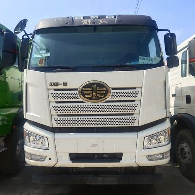 Mode de conduite pneumatique 8x4 Camions de mélange de béton d'occasion de premier ordre pour les besoins de construction