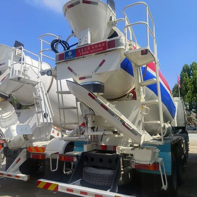 Camion à béton d'occasion à faible kilométrage avec une boîte de chargement en acier au carbone et une cabine de climatisation
