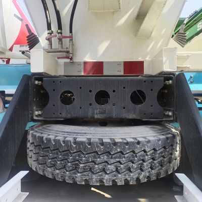 Camion à béton d'occasion à faible kilométrage avec une boîte de chargement en acier au carbone et une cabine de climatisation