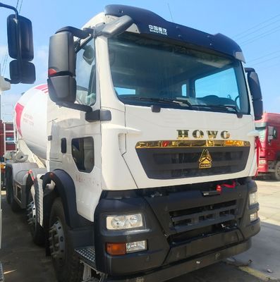 Camion de mélangeur industriel équipé d'un système de direction hydraulique et d'un déplacement de 8 pour le mélange