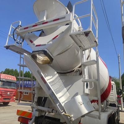 Camion de mélangeur industriel équipé d'un système de direction hydraulique et d'un déplacement de 8 pour le mélange