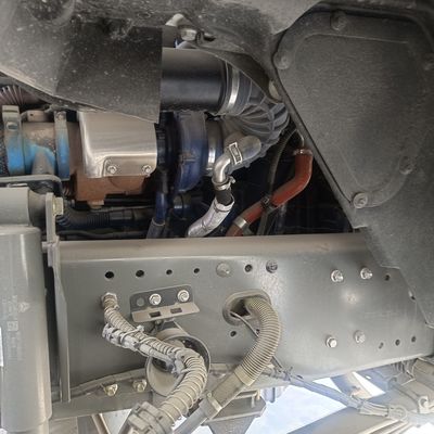 Camion de mélangeur industriel équipé d'un système de direction hydraulique et d'un déplacement de 8 pour le mélange