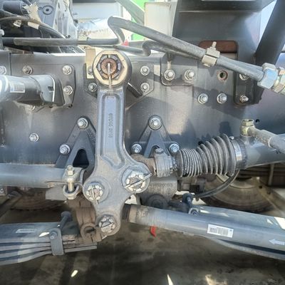 Camion de mélangeur industriel équipé d'un système de direction hydraulique et d'un déplacement de 8 pour le mélange