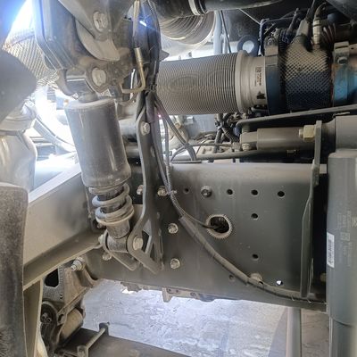 Camion de mélangeur industriel équipé d'un système de direction hydraulique et d'un déplacement de 8 pour le mélange