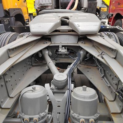 Pneus sans tuyau camion de transport hydraulique avec châssis Sinotruk et boîte de vitesses manuelle