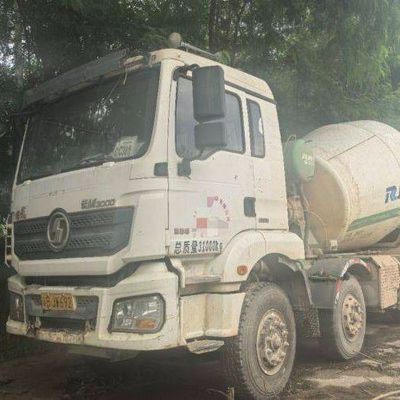 Demande personnalisée Sinotruk 8m3 camion mélangeur de béton diesel avec direction hydraulique