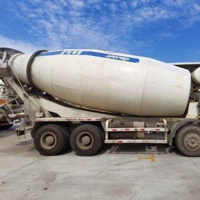 Demande personnalisée Sinotruk 8m3 camion mélangeur de béton diesel avec direction hydraulique