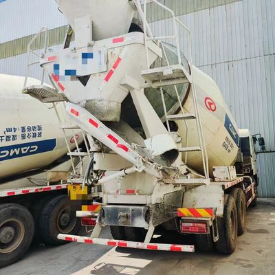 Camion de mélangeur de béton à moteur diesel Sinotruk de 12 m3 avec système de direction hydraulique et pneu