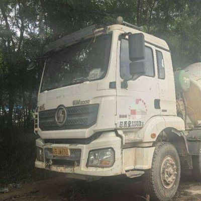 Camion de mélangeur de béton à moteur diesel Sinotruk de 12 m3 avec système de direction hydraulique et pneu