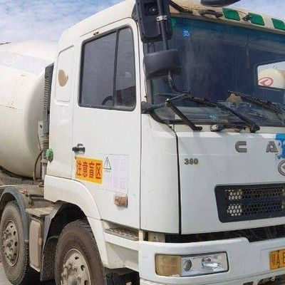 Carburant- 6x4 direction hydraulique Sinotruk 2m3 camion mélangeur de béton pour les applications lourdes