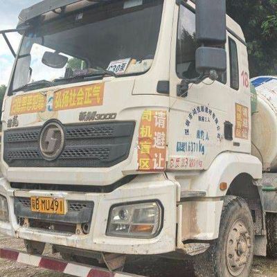 Carburant- 6x4 direction hydraulique Sinotruk 2m3 camion mélangeur de béton pour les applications lourdes