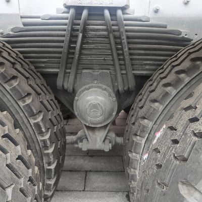 Compte-rendu de 12 m3 de camions classiques pour le bétonnage HOWO avec châssis Sinotruk Direct