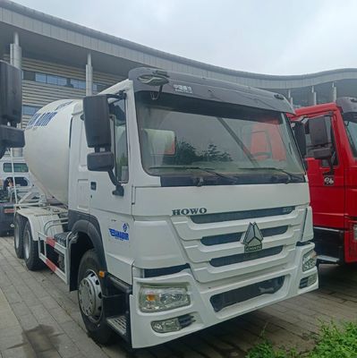 Charge utile de 30 tonnes Sinotruk châssis 380 HP camion de mélangeur de béton avec direction hydraulique