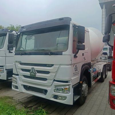 Camion de mélangeur de ciment de 12 m3 avec châssis Sinotruk et carburant diesel à direction assistée