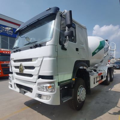 Camion agitateur avec direction hydraulique et pneus