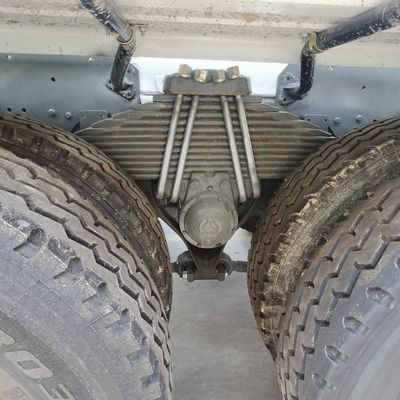 Camion agitateur avec direction hydraulique et pneus