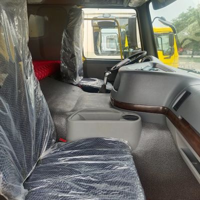 Tracteur de camions HOWO puissant pour le transport de marchandises lourdes 6.8x2.5x3.8m