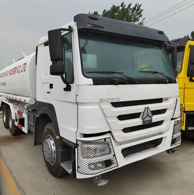Transport HOWO camion de livraison d'eau avec carburant diesel et boîte de chargement en acier au carbone