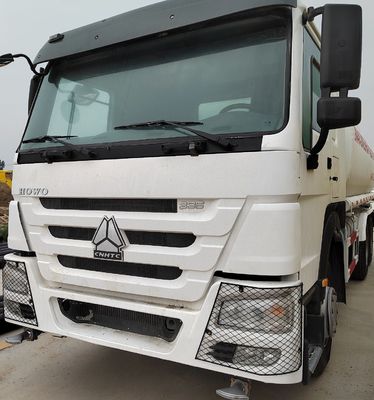 Camion de livraison d'eau Sinotruk HOWO 6X4 conçu pour le service lourd avec la norme d'émission Euro 3