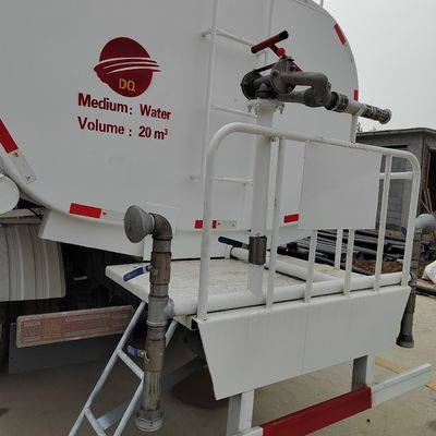 Camion de livraison d'eau Sinotruk HOWO 6X4 conçu pour le service lourd avec la norme d'émission Euro 3