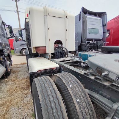 Sinotruk HOWO Cnl Tête de tracteur GNL pour remorque de semi-remorque 6×4 Performance de la roue motrice