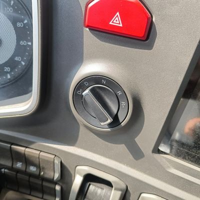 Camion à gaz HOWO de grande capacité avec assistance électrique et matériau de la boîte de chargement en acier au carbone