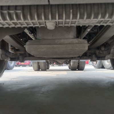 Sinotruk Chassis FAW J6p Gaz 6X4 camion à un prix abordable 7.40m * 2.55m * 3.76m