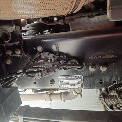 Ventes de véhicules de transport de pneus à gaz 6X4 avec boîte de chargement en acier au carbone et transmission manuelle