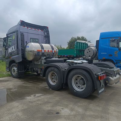 Groupe national de camions lourds 6X4 Camion à décharge avec tracteur à carburant GNL Camion de transport