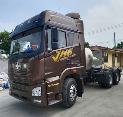 630 chevaux sans roulement de puissance à gaz tracteur remorque camion 6 * 4 avec boîte de chargement en acier au carbone