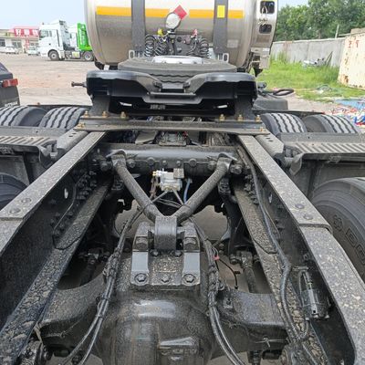630 chevaux sans roulement de puissance à gaz tracteur remorque camion 6 * 4 avec boîte de chargement en acier au carbone